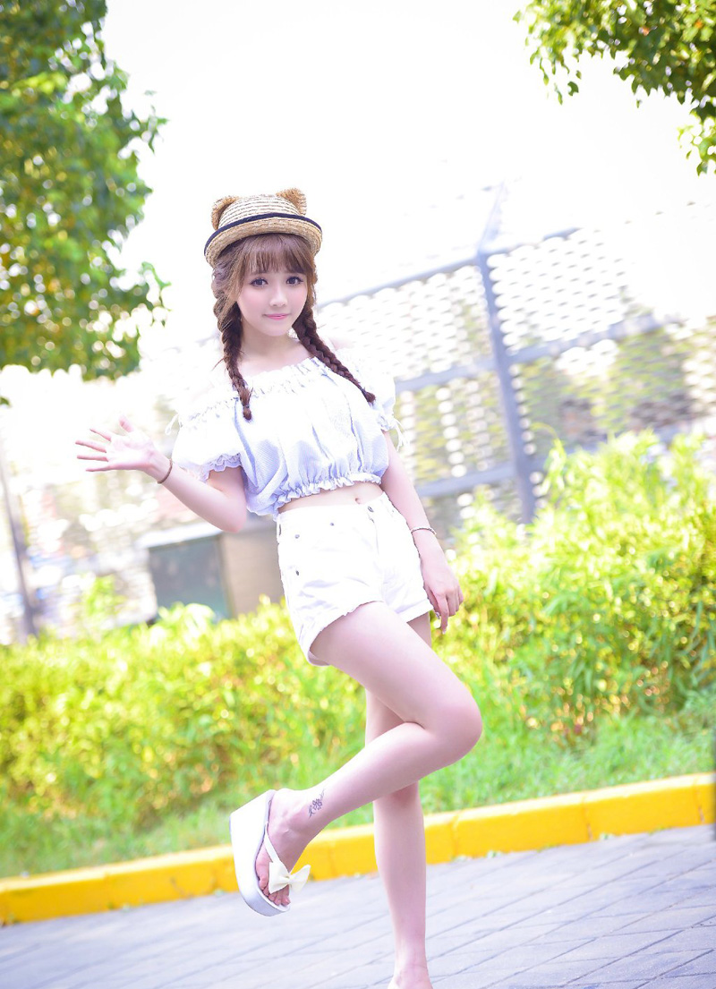 “夫君~”一名美妇带着一股慵懒的风情来到刘璝身后，轻声唤道。